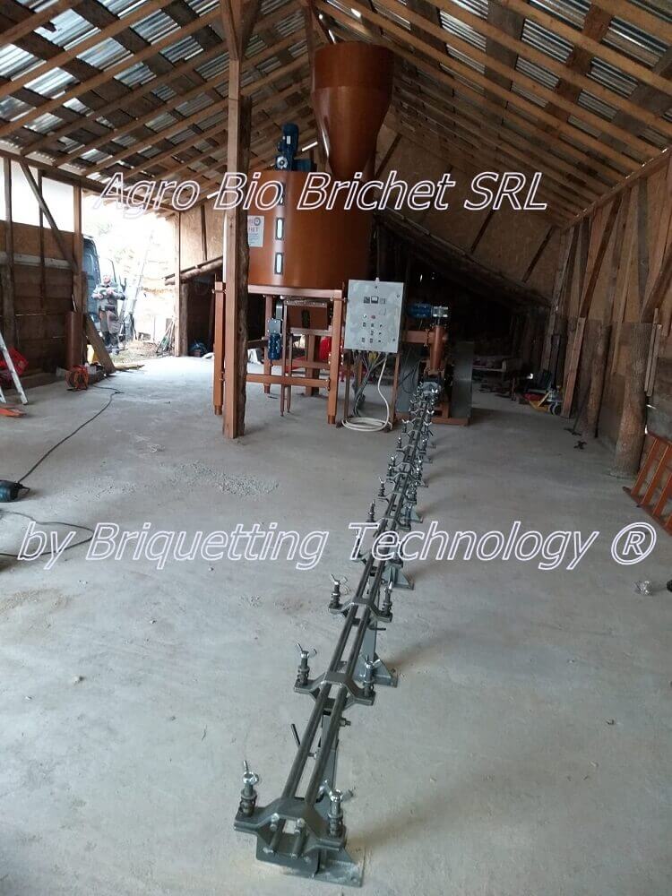 Briquetting line for straw in Costesti